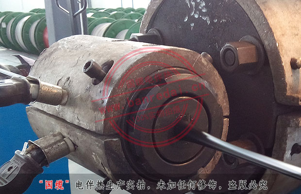 高溫護(hù)套機(jī)